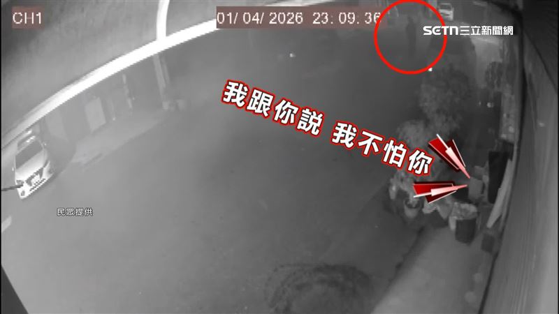 男子半夜在巷子內大吼大叫。（圖／民眾提供）