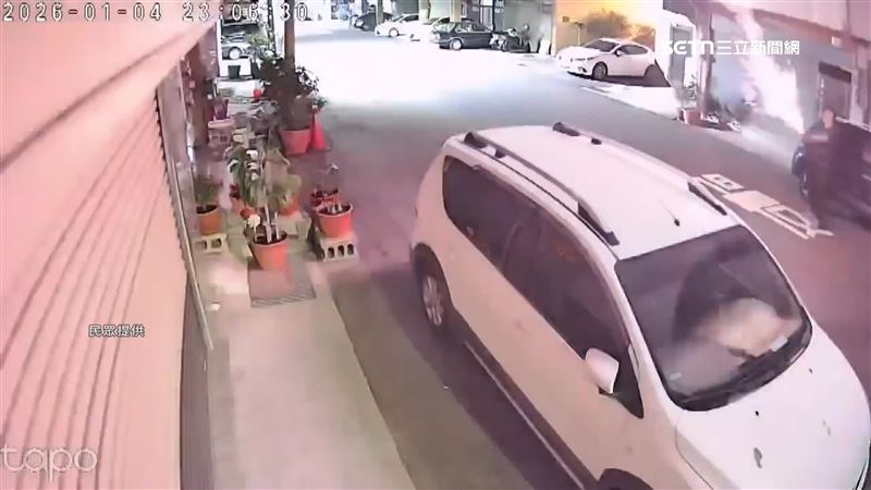 台南安南一名男子深夜手持沖天炮，朝一處住宅窗戶大門點火射擊