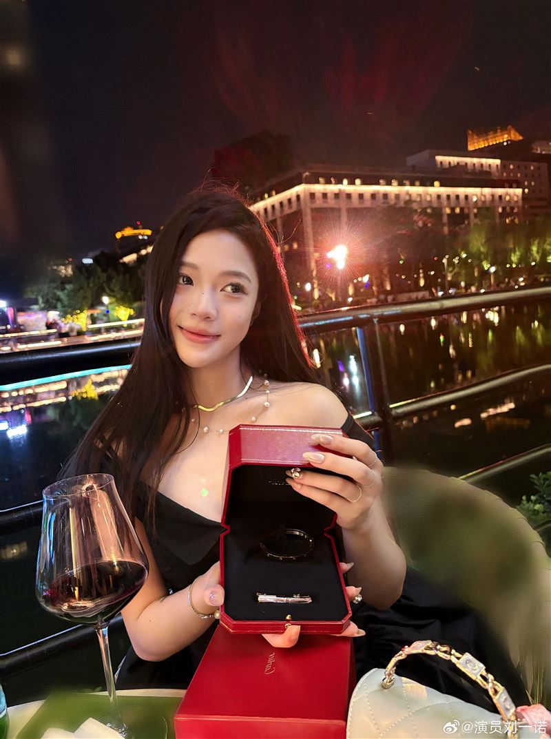 劉一諾表示,卡地亞手環是檀健次交往時期送的禮物。(圖/翻攝自微博)