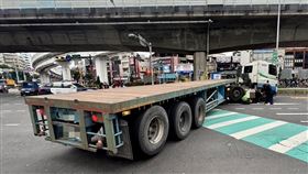 新北,板橋,拖板車,違規迴轉,車禍,自行車騎士。（圖／翻攝畫面）