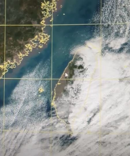 衛星雲圖可見台灣上空雲量逐漸消失、地形都變得很清澈，表示有冷高壓中心偏南。（圖／翻攝自鄭明典臉書）