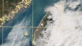 衛星雲圖可見台灣上空雲量逐漸消失、地形都變得很清澈，表示有冷高壓中心偏南。（圖／翻攝自鄭明典臉書）

