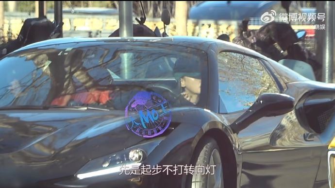 孫怡未打方向燈強切車道。（圖／翻攝自微博）