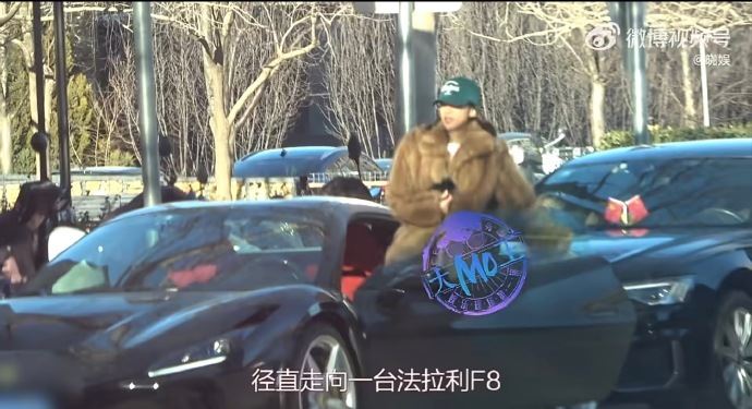 孫怡駕駛黑色法拉利違規。（圖／翻攝自微博）