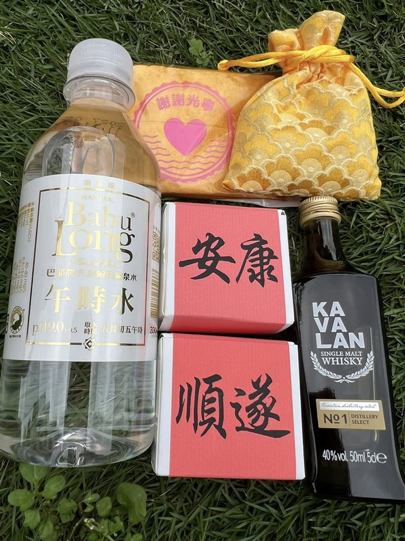 恬娃出席林光寧紀念會,紀念小物曝光。(圖/翻攝自臉書)