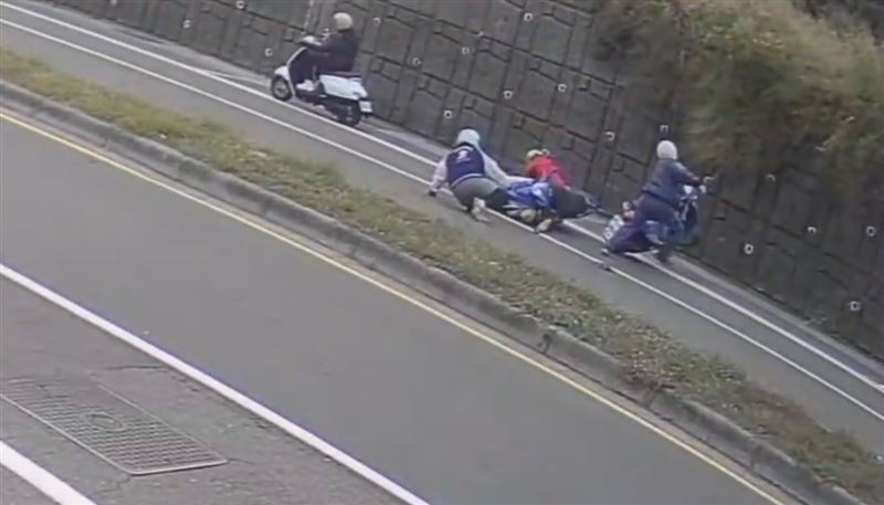 紅衣女子本來已經起身站穩，民眾驚天一催，她又摔向另一個方向。（圖／翻攝畫面）