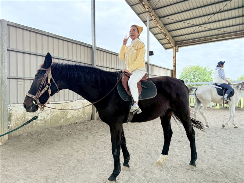 楊繡惠體驗騎馬。（圖／民視提供）
