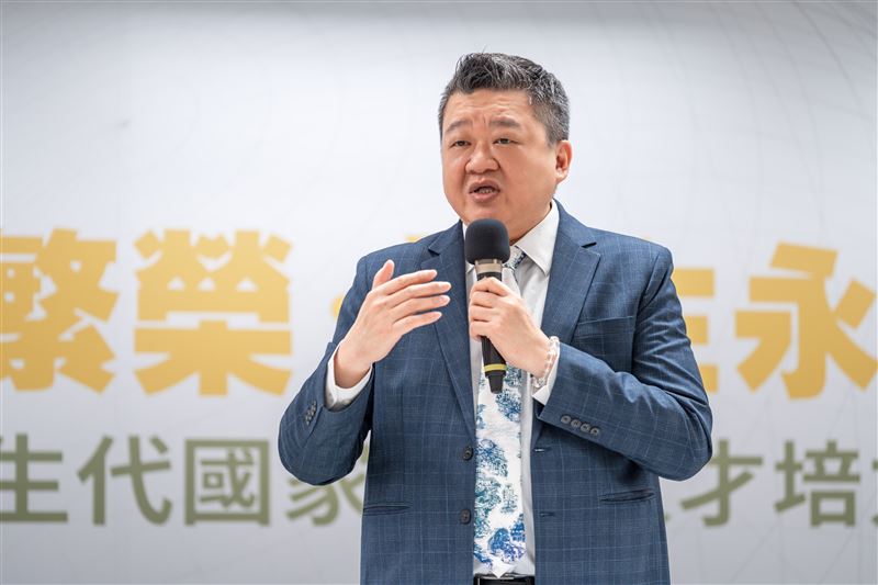 民進黨舉辦「2026新生代國家戰略人才培力營」，副秘書長何博文出席開幕式致詞（圖／民進黨提供）