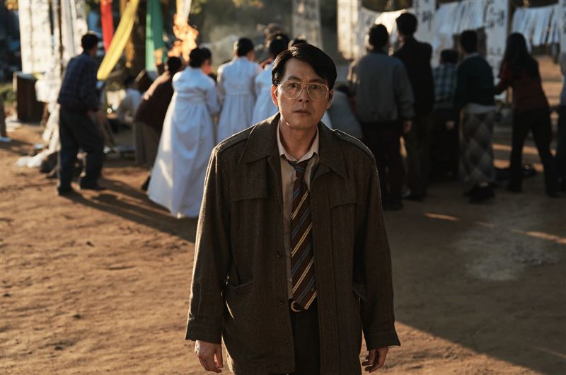 鄭雨盛飾演正義檢察官。(圖/Disney+提供)