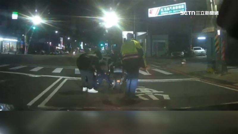 員警跟機車騎士急著把小貓救出