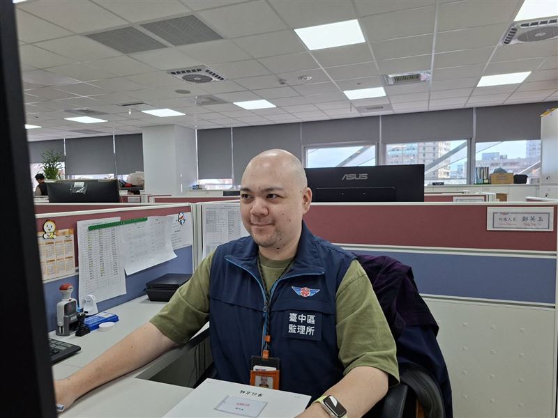 民眾稱讚的「光頭張先生」本人現身,透露自己原本頭髮多,剃光後發現很舒服。(圖/台中市監理站提供)