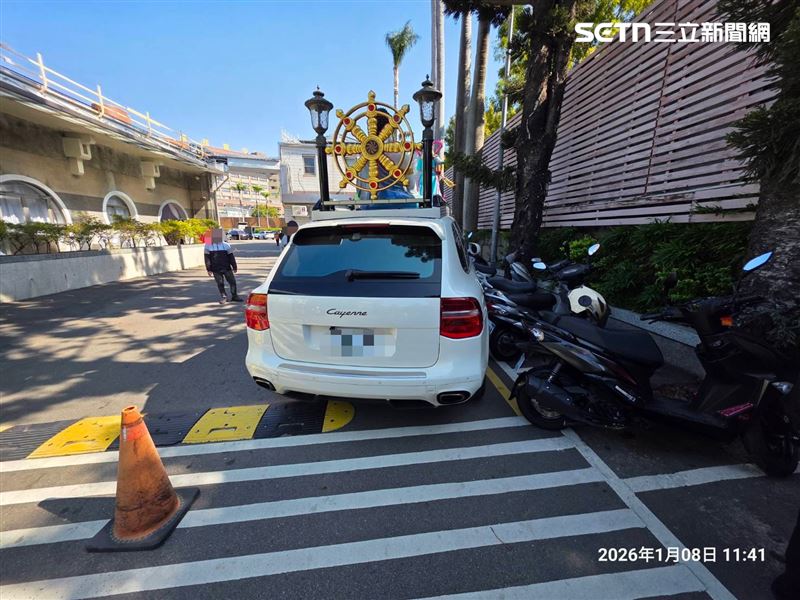 台中崇德殯儀館發生離奇車禍，無人駕駛的佛祖車一路滑行碰撞3路人、6機車。（圖／翻攝畫面）