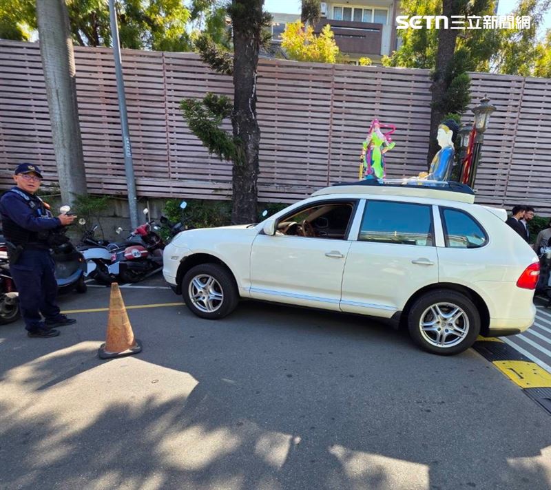 佛祖車駕駛稱有拉手煞車才下車，不清楚車輛為何滑行。（圖／翻攝畫面）