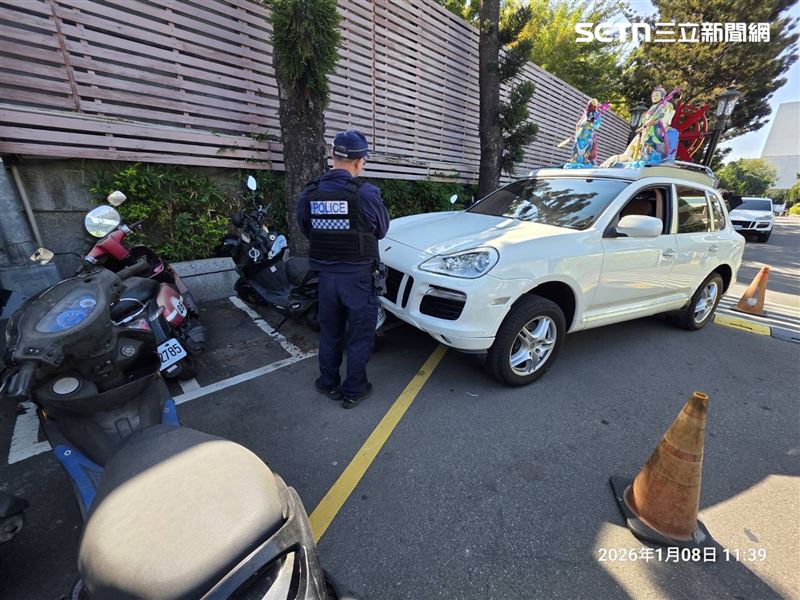台中崇德殯儀館發生離奇車禍，無人駕駛的佛祖車一路滑行碰撞3路人、6機車。（圖／翻攝畫面）