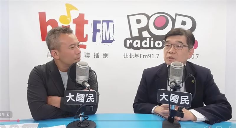 淡江大學外交系副教授鄭欽模在「POP大國民」廣播節目中接受主持人彭光偉專訪時神預言川普早就準備退出多個國際組織。(圖/翻攝POP大國民節目)