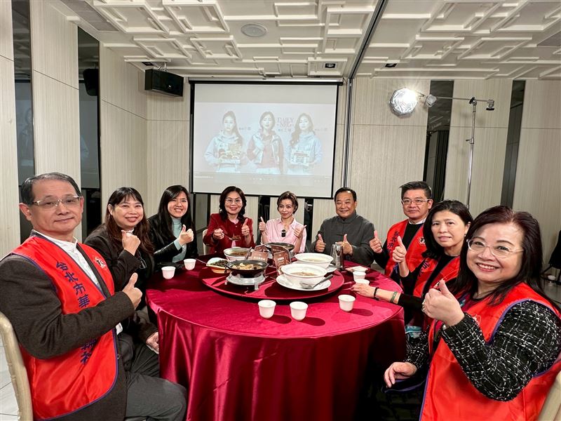 王瞳（左五）站台力挺，讓團圓不再只是少數人的幸福。（圖／民視提供）