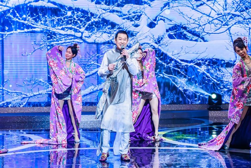 蔡小虎登華服登場。(圖/中視提供)