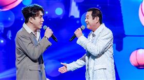 蔡小虎(右)與許志豪合唱〈心借過〉。(圖／中視提供)
