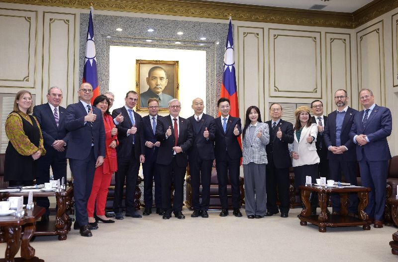 歐洲議會議員團訪台，由歐洲議會友台小組主席蓋勒（Michael Gahler，另譯：凱勒）（右9）擔任團長，團員8日拜會立法院長韓國瑜（右8），副院長江啟臣（右7）、民進黨立委吳沛憶（右6）、國民黨立委陳永康（右5）、民眾黨立委麥玉珍（右4）等人也出席與會
