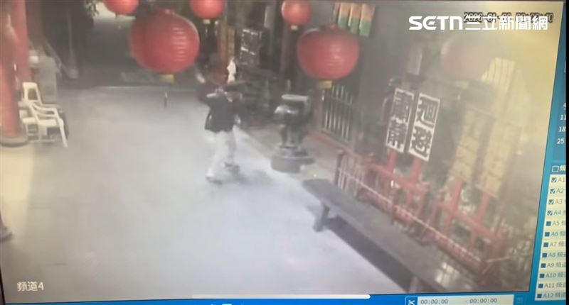 男子出現在廟埕前,行跡詭異還不斷抽打天公爐。(圖/翻攝畫面)