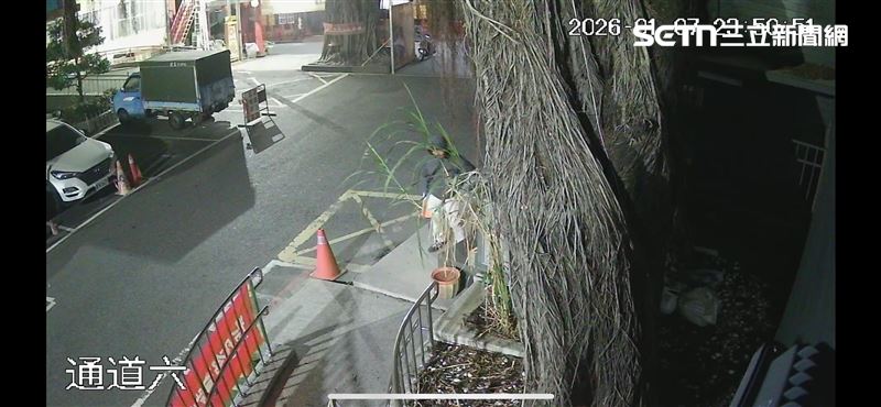 警方根據監視器鎖定嫌犯。(圖/翻攝畫面)