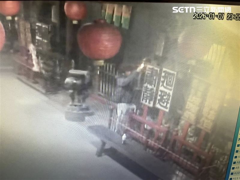 男子折斷黑令旗、焚燒龍頭杖,畫面全被監視器拍下,廟方已報警逮人。(圖/翻攝畫面)