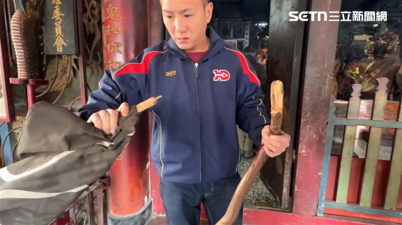 廟方見到被折斷毀損的黑令旗相當傻眼。(圖/翻攝畫面)