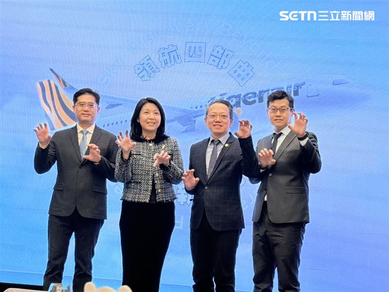 台灣虎航董事長黃世惠(左二)透露台灣虎航預計在2028年將機隊規模擴增至30架。隨著機隊穩定成長,虎航將同步啟動轉機市場布局,策略性鎖定日本與東南亞兩大區域。(圖/記者李育道攝影)