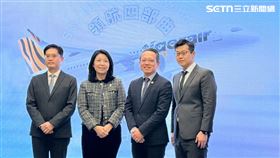 台灣虎航董事長黃世惠（左二）。左起，營運長賴俊廸、董事長黃世惠、商務長暨發言人許致遠及財務長賈瑋中（圖／記者李育道攝影）