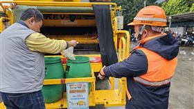 新北家戶廚餘不分生熟　瀝乾水分交垃圾車清運新北市政府配合中央禁止家戶廚餘養豬政策，自1日起，家戶廚餘不再區分生、熟廚餘，只要瀝乾水分後，即可一併交付垃圾車廚餘桶清運。（新北市環保局提供）中央社記者黃旭昇傳真　115年1月1日