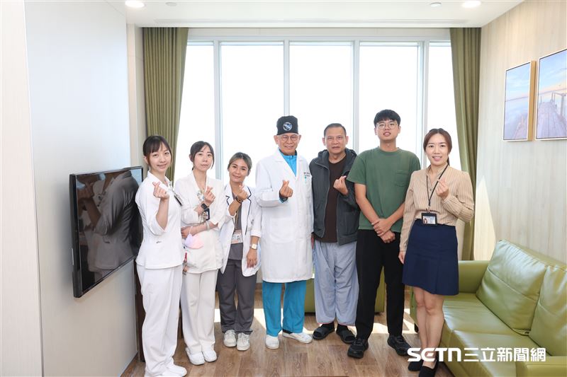 馬來西亞病友鍾先生(右三)因攝護腺癌跨海求醫,經童綜合醫院歐宴泉院長(左四)醫療團隊專業治療後復原良好。出院前夕,鍾先生特別與醫護團隊合照致謝,展現台灣國際醫療的卓越成效與醫病間的深厚情誼。(圖/院方授權提供)