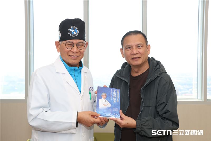 這不僅是治療的終點,更是健康的全新起點!鍾先生康復出院之際,歐宴泉院長(左一)特別親手贈送專書,傳達最誠摯的健康祝福。這本書不僅象徵著醫護團隊的專業叮嚀,更代表了台灣醫療對每一位病友跨越國界的深情守護,讓這趟求醫之旅帶著滿滿的感動與安心圓滿落幕。(圖/院方授權提供)