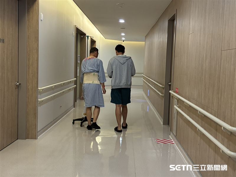 「沒想到手術後第二天就能自由走動!」來自馬來西亞的鍾先生,在接受完高難度的攝護腺根治手術後,康復狀況令人驚豔。看著他在走廊散步的身影,完全不像剛動過大刀的病患,這不僅消除了跨國求醫的不安,更突顯了微創手術傷口小、恢復快的強大優勢。(圖/院方授權提供)