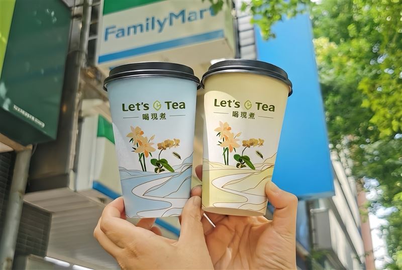 杯身以山巒線條與花草元素勾勒自然意境，粉、藍、黃3款色調設計，增添視覺層次與品飲儀式感。（圖／品牌業者提供）