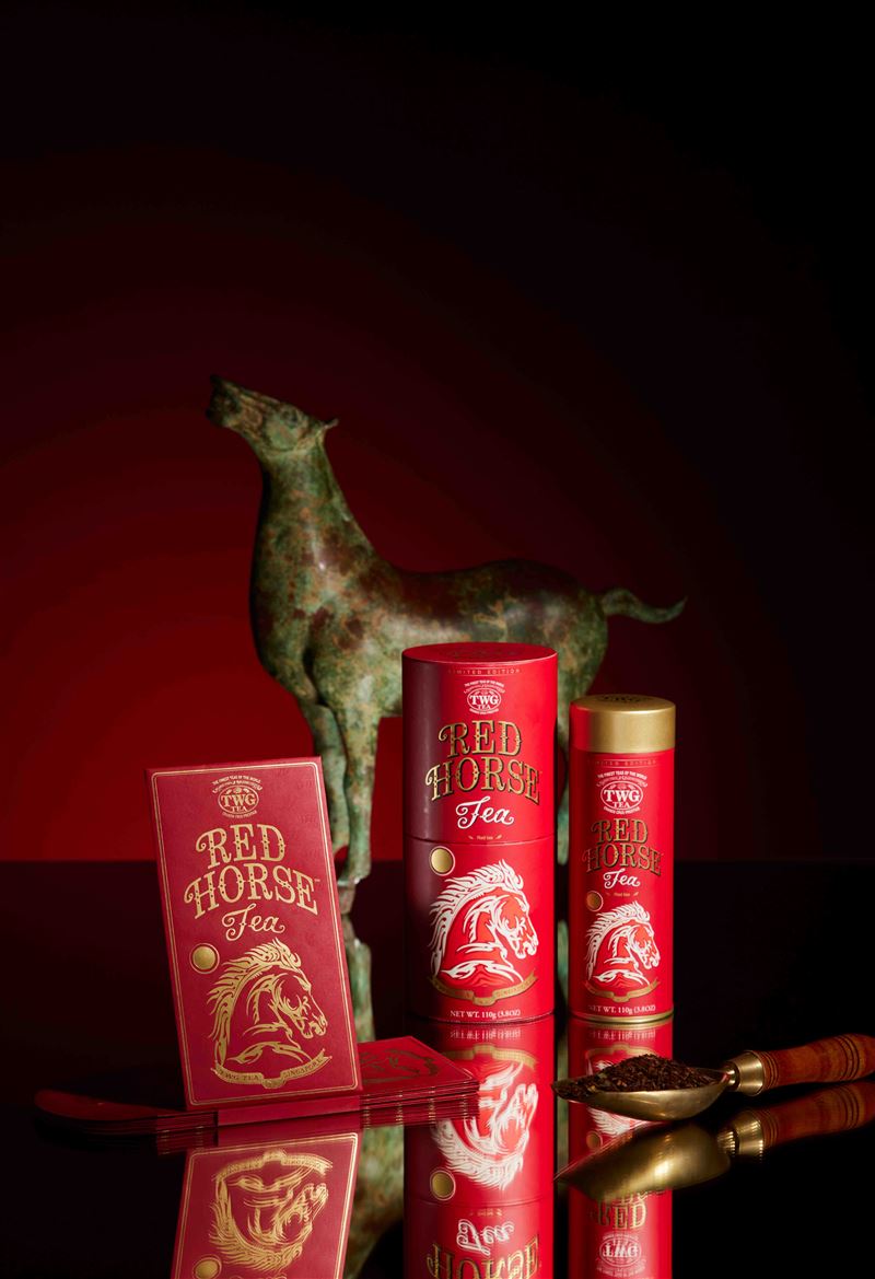 TWG Tea限量「赤馬迎禧紅包袋組」，金色駿馬飾紋象徵昂揚神韻，為新春團聚注入一份從容而優雅的祝願。（圖／品牌業者提供）