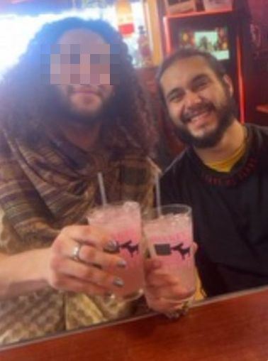 蓄鬍男子(圖右)要求女店員從吧台拿出老闆珍藏的海象陰莖骨觀看,竟趁機下手偷竊。(圖/翻攝自X平台 @Donkey’s Place)