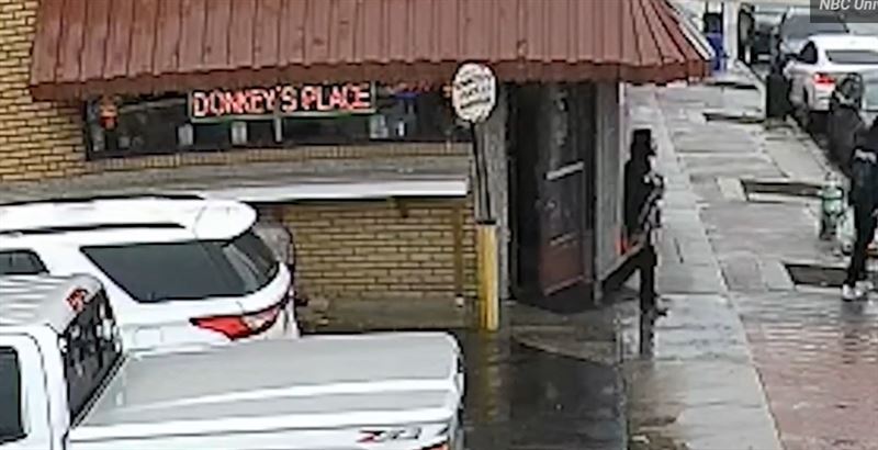 男子用外套遮蓋數十公分長的海象陰莖骨,不慌不忙步行離開現場。(圖/翻攝自X平台 @Donkey’s Place)