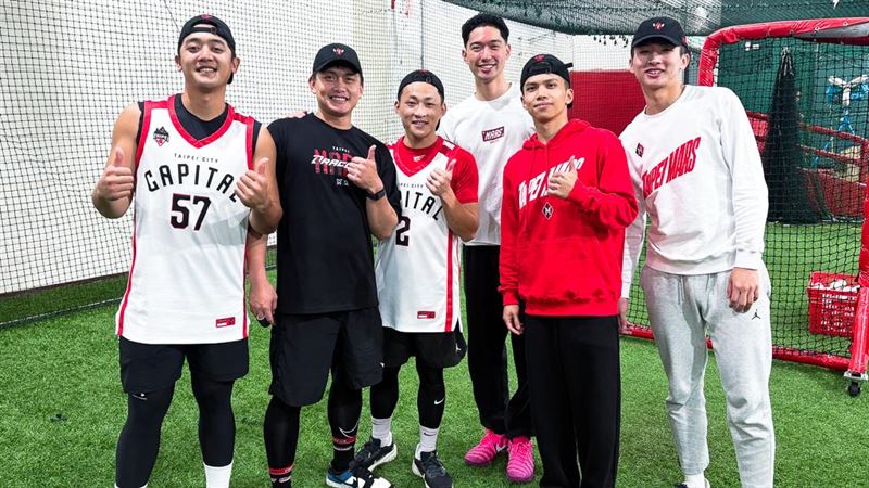 味全龍、台新戰神跨界合作。(圖/臺北台新戰神提供)