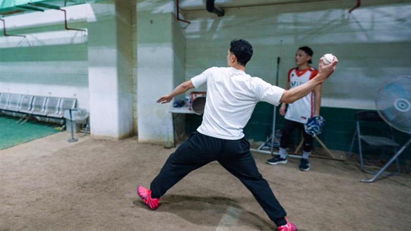 台新戰神雷蒙恩嘗試投球。(圖/臺北台新戰神提供)