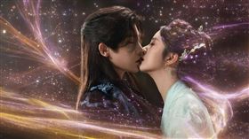 譚松韻（右）與侯明昊浪漫之吻。（圖／iQIYI愛奇藝國際版提供）