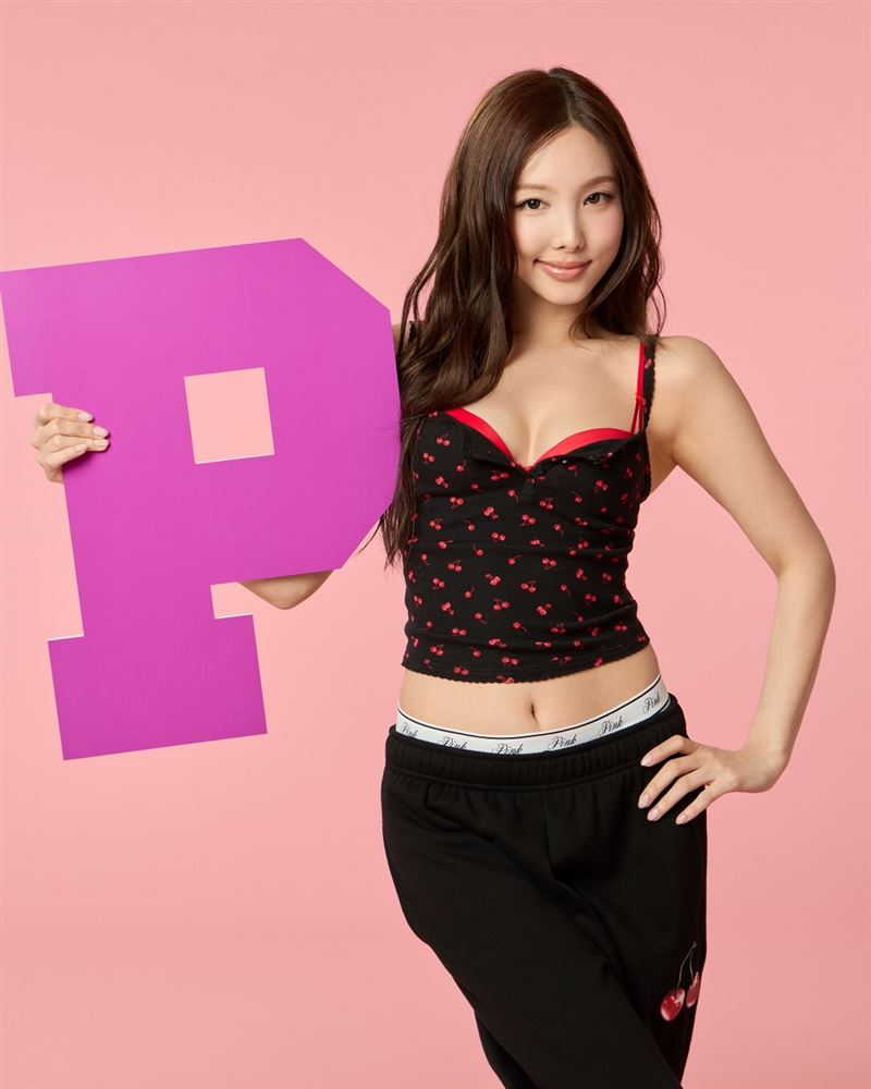 娜璉身穿爆乳亮色系款式,大方展現招牌笑容。(圖/翻攝自IG @twicetagram)