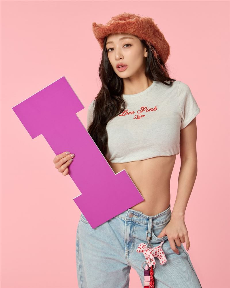 隊長志效則散發成熟自信的領袖氣場。(圖/翻攝自IG @twicetagram)