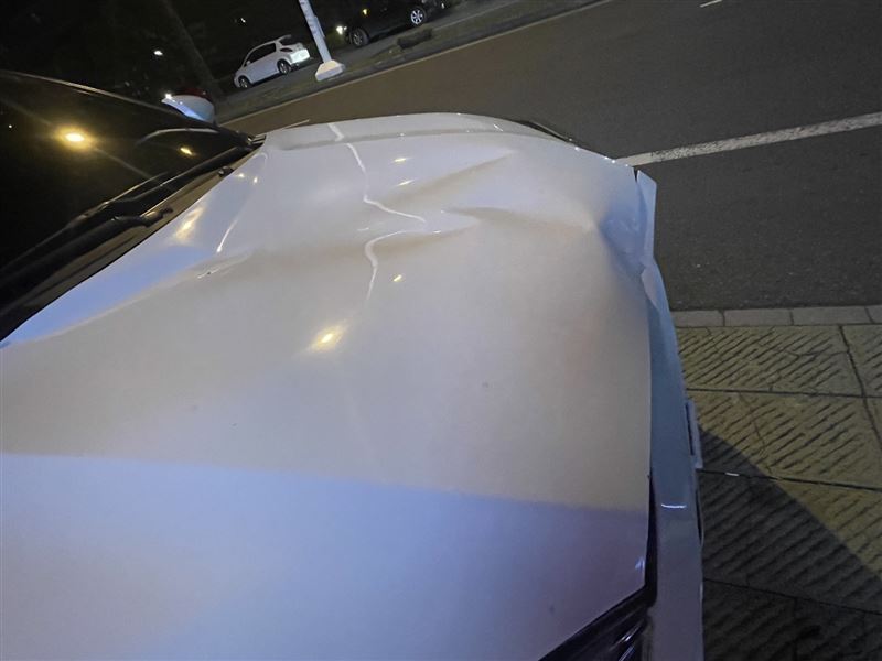 汽車板金撞凹,顯示當時撞擊力道之大。(圖/翻攝畫面)