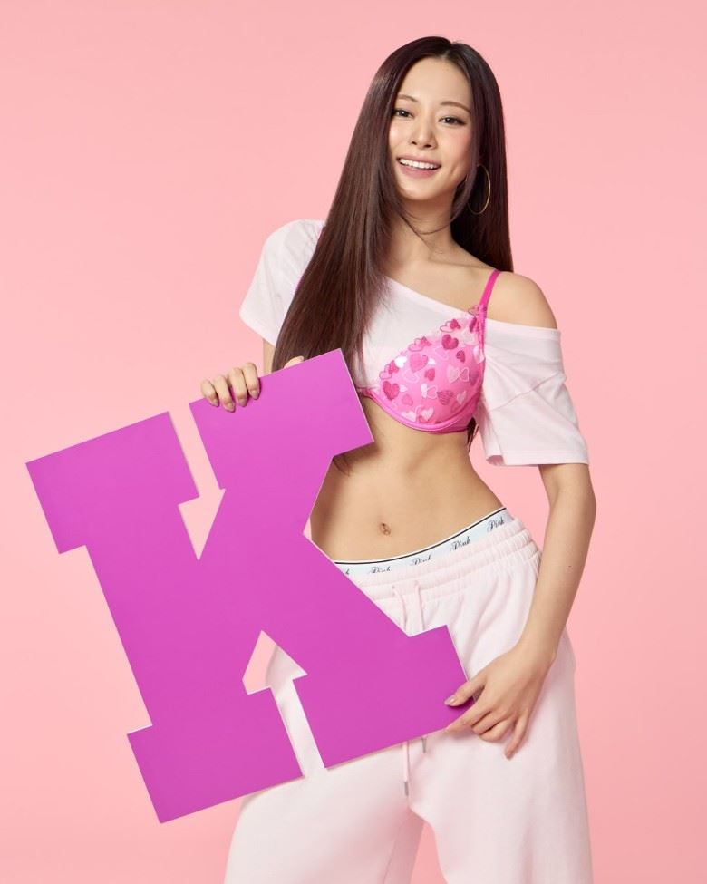 周子瑜收起性感尺度,內衣外穿的氛圍甜美又帶俏皮。(圖/翻攝自IG @twicetagram)