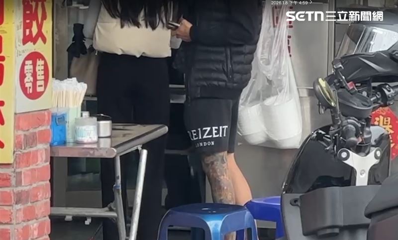 肉圓店照常開門做生意,撞人的陳男家屬面對記者詢問,跳針式回答:「雙方只是要打招呼、沒事」,紅燈油門踩錯而已。(圖/翻攝畫面)