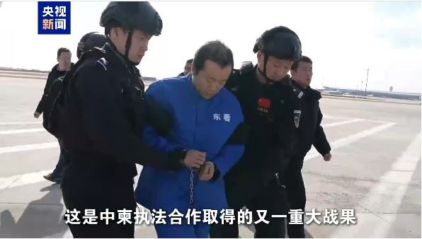 陳志低著頭,神情相當低落。(圖/翻攝自央視)