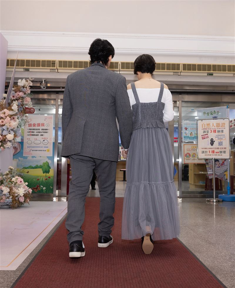 蕭煌奇與老婆登記結婚背影照曝光。(圖/華納音樂提供)