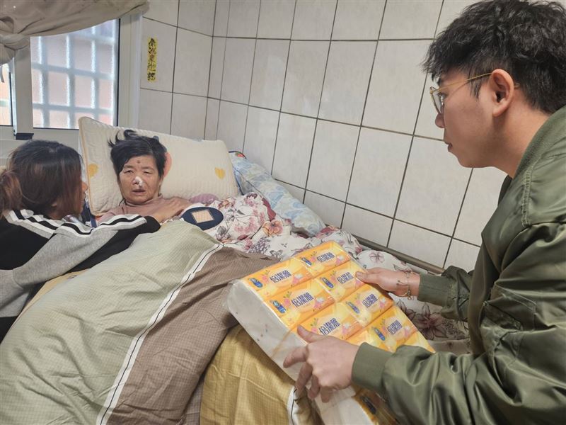 雅卉母親因腦動脈瘤破裂，接連動了三次腦部手術，雖救回性命，卻讓前額葉受損，下半身癱瘓。（圖／雲林家扶中心提供）