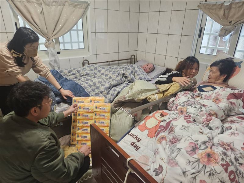 雅卉是一名單親媽媽，除了撫養自己的孩子，還協助照顧兄弟的4名子女。家中3位至親全數癱瘓臥床，生活幾乎繞著照護轉動。（圖／雲林家扶中心提供）