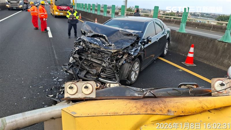 畫面曝光！男開國5「啟動自動駕駛」猛撞緩撞車，車頭全爛剩一半。（圖／翻攝畫面）